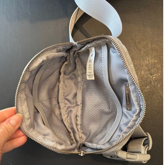 Lululemon Everywhere Belt Bag IL, Crossbody, Light Gray, Sold Out Color - Picture 4 of 5